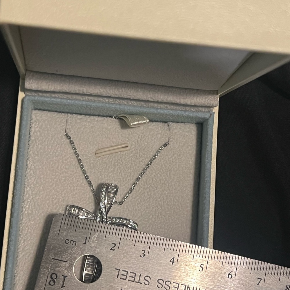 Elegant Silver Cross Pendant Necklace - Picture 3 of 10